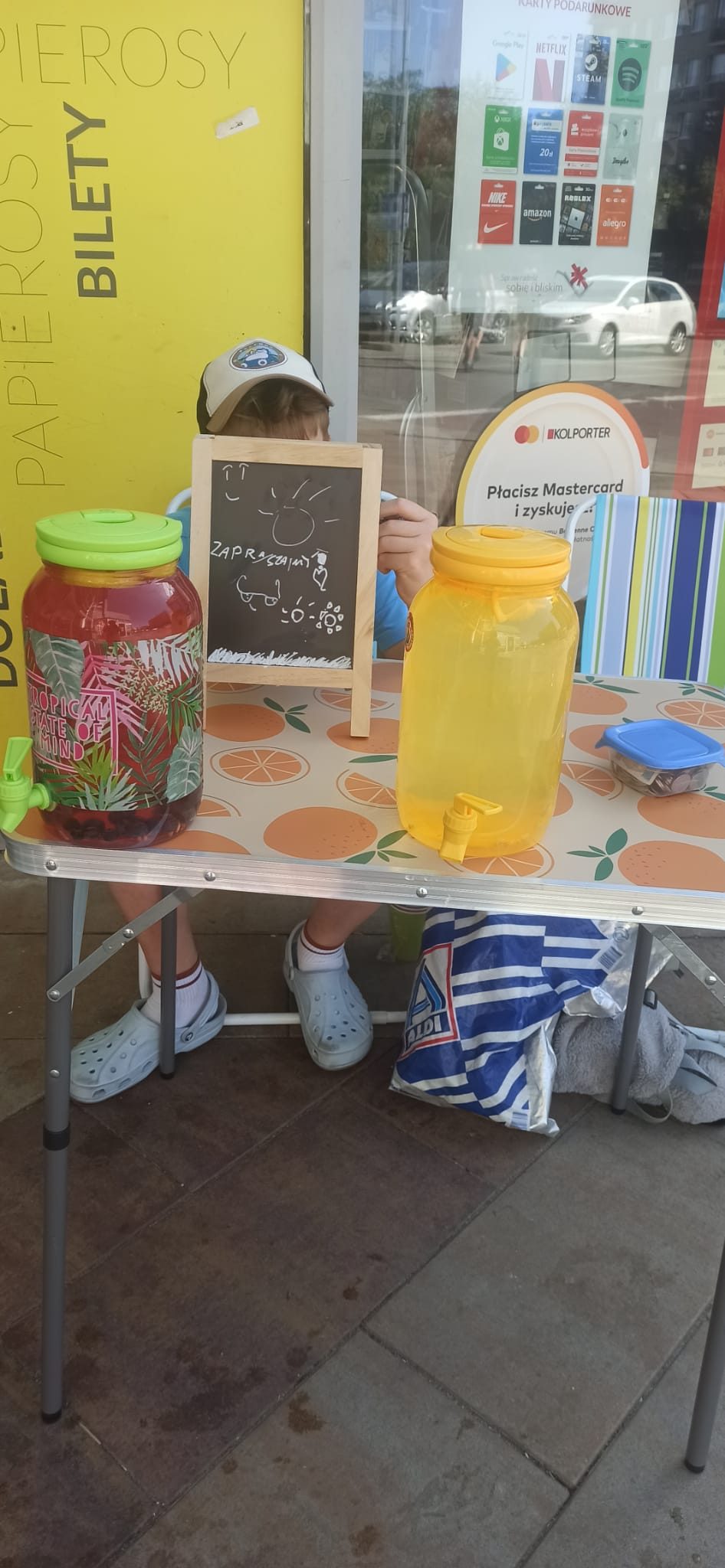 Kuba przy stoisku z lemoniadą