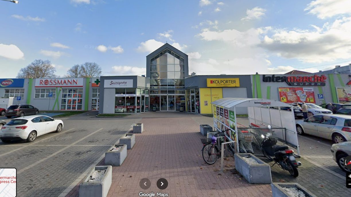 Lokalizacja stoiska w Pile — okolica centrum handlowego z Rossmann, Intermarché i Kolporter