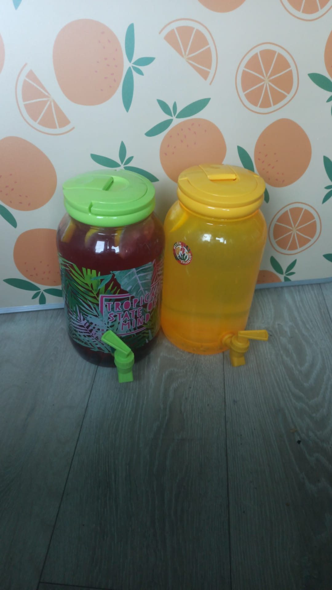 Domowa lemoniada i mrożona herbata w dużych dzbankach z kranikiem