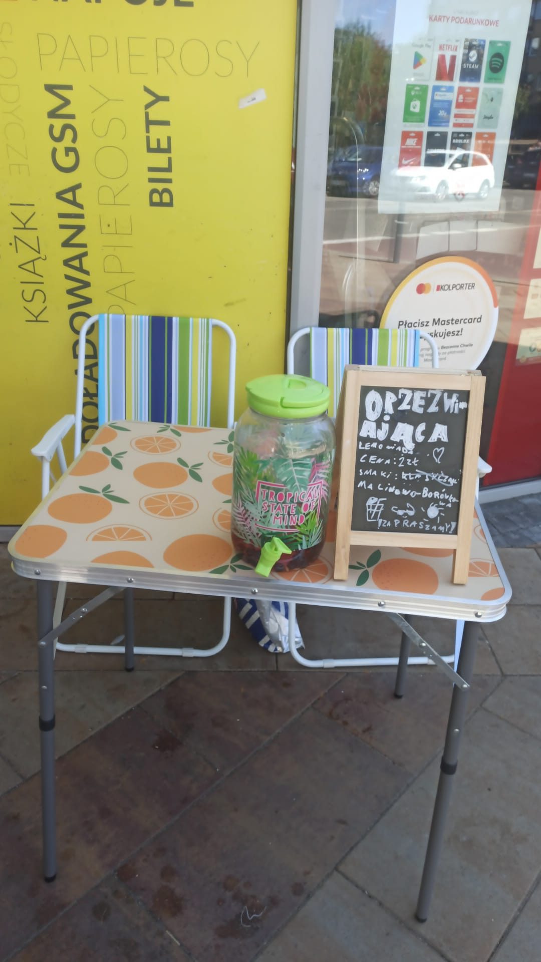 Stoisko Kuby i Piotrka z lemoniadą i tablicą z menu